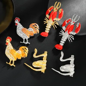 Spilla scintillante con animali in cristallo con disegni di gallo aragosta e serpente