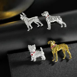 Détail de broches chiens en or et argent avec cristaux étincelants et colliers colorés