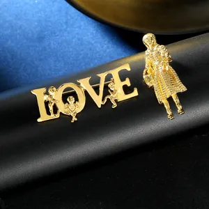 Detailansicht der goldenen LOVE-Brosche mit Amoretten und weiblicher Motiv-Anstecknadel
