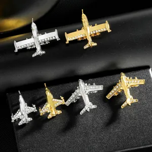 Broches d'avion élégantes en or et argent avec cristaux sur cuir noir texturé