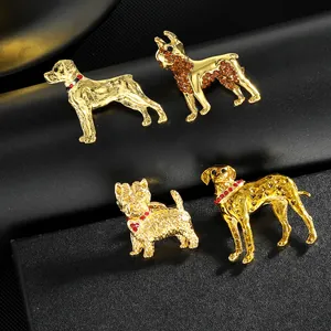 Vue détaillée de quatre broches dorées en forme de chien avec accents de strass