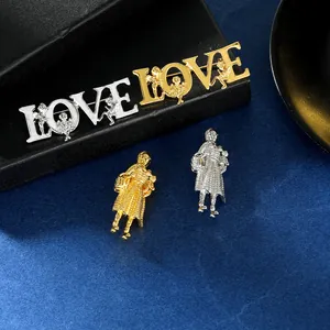 Exquisite goldene und silberne LOVE-Broschen mit Cupido-Relief auf dunklem Stoff