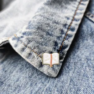Spilla in smalto a forma di libro con scritta Go Away I'm Reading su denim