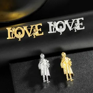 Makrodetail der gold- und silbernen LOVE-Broschen mit Cupid- und Porträtrelief-Motiven