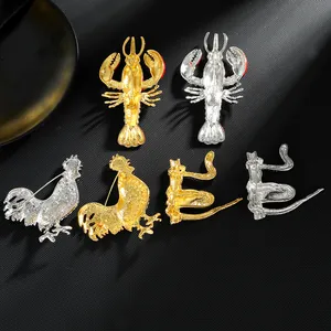 Spille chic in smalto a forma di aragosta e gallo in oro e argento su sfondo scuro