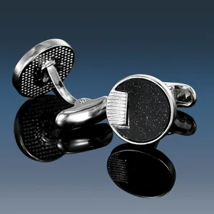Détail macro de boutons de manchette ronds en argent avec incrustation d'onyx noir