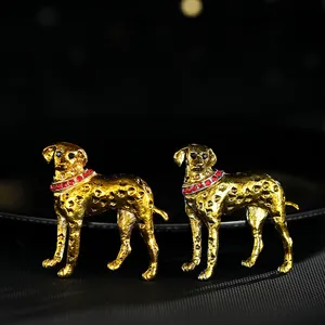 Ensemble de deux broches dalmatien dorées avec colliers en strass rouges et yeux noirs