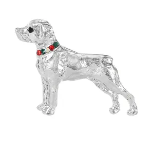 Broche chiot argentée exquise avec un collier en strass colorés sur un fond blanc pur