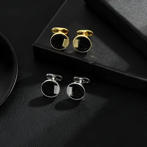 Détail de boutons de manchette ronds en onyx noir, finitions or et argent pour hommes