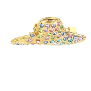 Eleganter goldener Hut-Anstecker mit funkelnden rosa, blauen und lila Strasssteinen