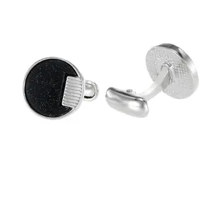 Boutons de manchette en argent avec onyx noir et bords texturés sur fond blanc
