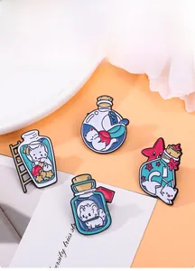 Détail de quatre broches mignonnes de chat en bouteille avec finitions métalliques