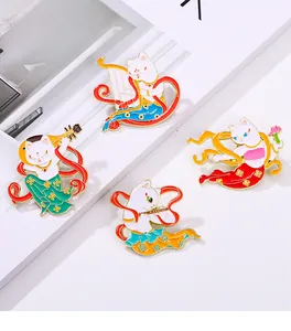 Détail des broches chat volant Dunhuang en émail avec des instruments traditionnels