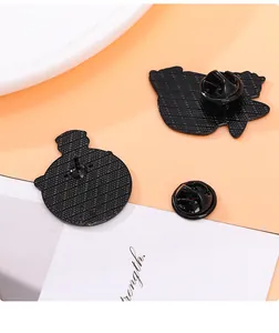 Vue détaillée de l'arrière de l'épingle émaillée avec fermeture papillon noire