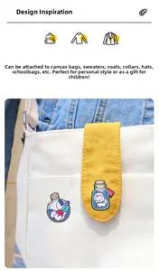 Détail de broches en émail chat mignon fixées sur un sac en toile et une veste