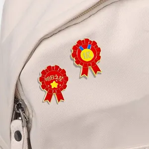 Rote Emaille-Verdienstorden für Schüler mit Stern- und Exzellenzmotiven auf einer Stofftasche