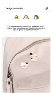 Détail de pins émaillés Happy Graduation avec chapeau de diplômé et diplôme sur un sac en toile