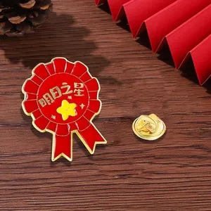 Rote Blumen-Anstecknadel mit Sternenmuster und goldenem Schmetterlingsverschluss