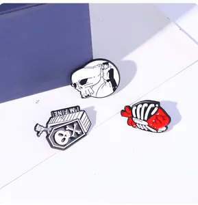 Detailopname van de gotische emaille pinnen met doodshoofd-, kist- en hart-skelet-motieven
