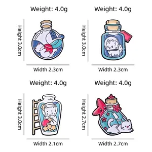 Lot de quatre broches en émail chat et bouteille avec dimensions et poids précisés