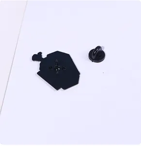 Detailweergave van de achterkant van de zwarte emaille speld met rubberen vlindersluiting