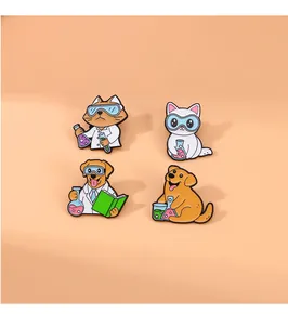 Lot de quatre pin's en émail de chats et chiens scientifiques avec fioles et tubes à essai