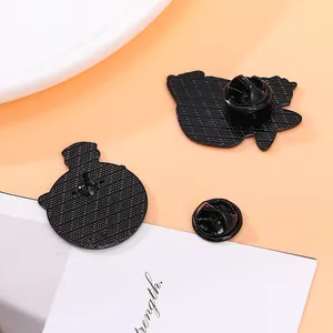 Vue arrière de broches en émail noir montrant la texture et les fermoirs papillon