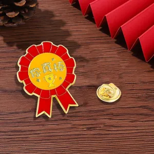 Detaillierte Nahaufnahme einer rot-goldenen Verdienstmedaille mit Motivationsspruch