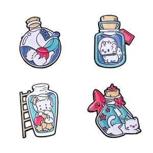 Lot de 4 épingles en émail mignonnes avec des chats blancs dans des bouteilles colorées