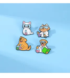 Détail de quatre épinglettes en émail d'animaux de labo avec chats, chiens et flacons