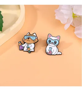 Détail de pins chat scientifique avec lunettes et éprouvettes sur fond orange vif
