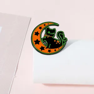 Détail du pin's émaillé d'Halloween avec chat noir sur un croissant de lune orange