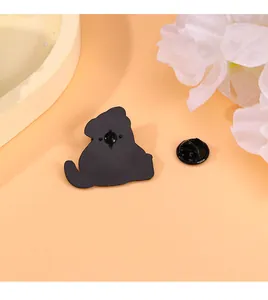 Vue détaillée de l'arrière d'un pin's en émail avec texture métal noir et fermoir papillon