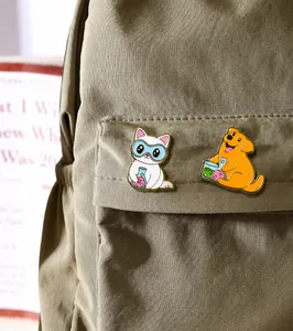 Détail de pin's émaillés thème labo avec chat à lunettes et chien au tube à essai sur toile