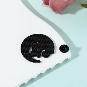 Broche chat d'Halloween en émail noir avec dos texturé mat et fermoir papillon sécurisé