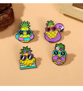 Détail de quatre épingles en émail ananas de dessin animé avec accessoires de plage