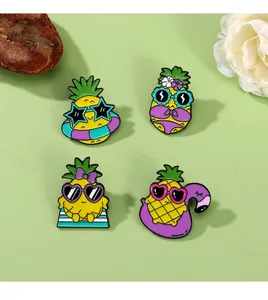 Gros plan de quatre broches en émail d'ananas mignons avec lunettes sur fond vert