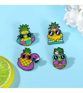 Ensemble de quatre épingles en émail ananas de dessin animé avec accessoires de plage
