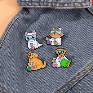 Broches émaillées de chats et chiens scientifiques sur un fond de tissu en denim bleu