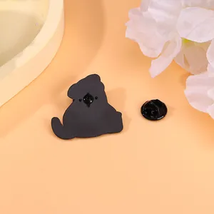 Vue arrière de la broche animale en émail noir avec épingle et attache papillon sûre