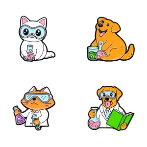 Set de pin's animaux de dessin animé avec chats et chiens en tenue de scientifique