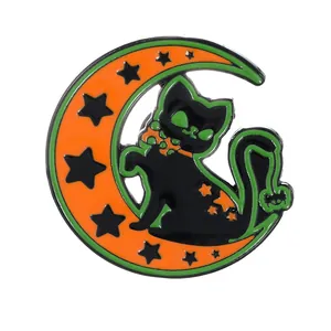 Broche d'Halloween en émail avec un chat noir sur une lune orange et une petite araignée