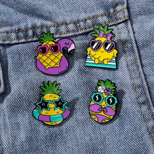 Lot de quatre pin's mignons ananas en émail avec lunettes d'été sur fond en denim