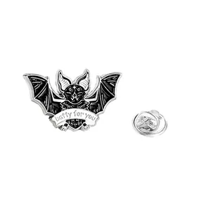 Broche chauve-souris en émail noir avec base argentée et ruban « batty for you »