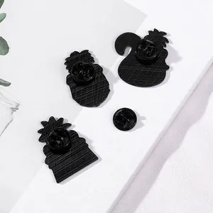Lot de trois broches ananas noires avec texture grillagée au dos et fermoir papillon en métal