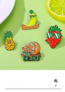Détail de pins en émail aux fruits avec une banane et une orange aux visages mignons