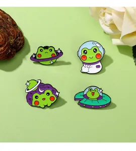 Set mit 4 niedlichen Frosch-Astronauten-Emails-Pins auf hellgrünem Hintergrund