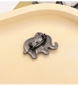 Détail de la broche éléphant avec épingle de sûreté et finition en métal texturé robuste