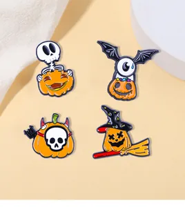 Primer plano detallado de cuatro pines de esmalte de Halloween con calabazas y calaveras