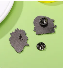 Détail de l'arrière de la broche montrant l'attache papillon et la texture antidérapante